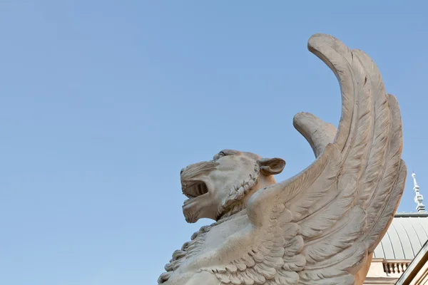 翼の石のライオン — ストック写真