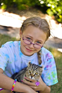 Kız holding yavru kedi