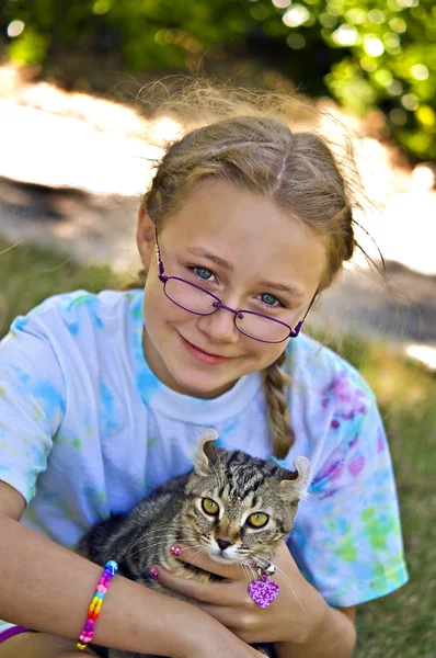 Κορίτσι εκμετάλλευση γατάκι — Φωτογραφία Αρχείου