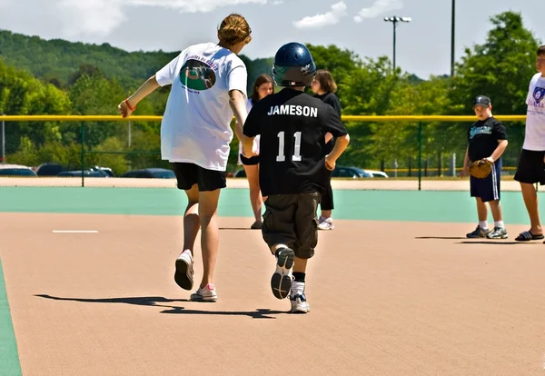 Miracle League Softball-spelare och volontär — Stockfoto