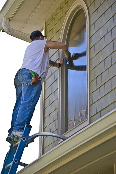 Limpador de janelas profissional — Fotografia de Stock