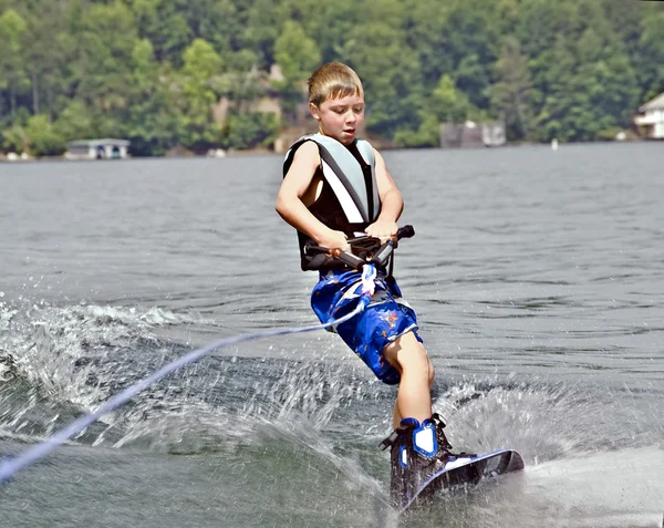 Jonge jongen op wakeboard — Stockfoto