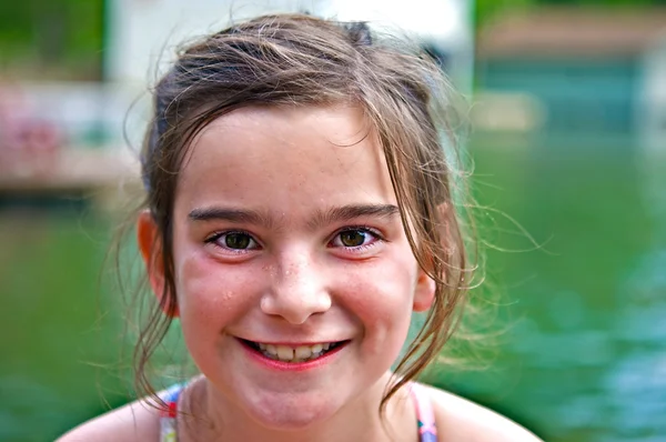 Χαμογελαστό νεαρό κορίτσι — Φωτογραφία Αρχείου