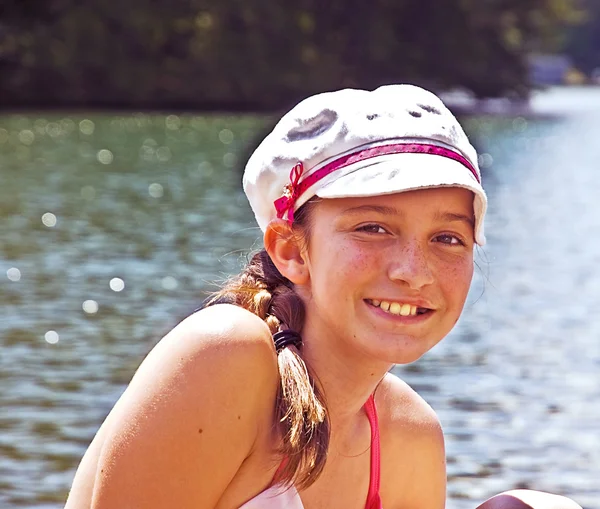 Preadolescente con sombrero en el lago —  Fotos de Stock