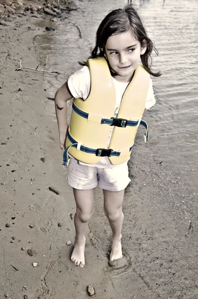 Chica joven en el agua — Foto de Stock