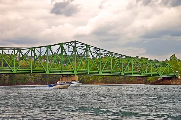 橋の下のボート — ストック写真