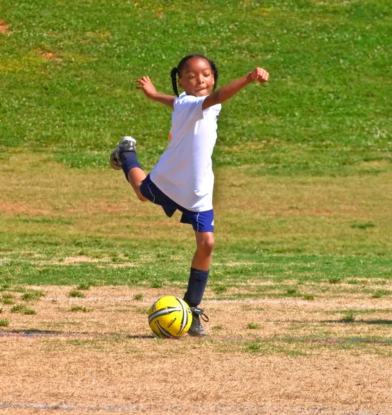 Dívčí fotbalový kope míč — Stock fotografie