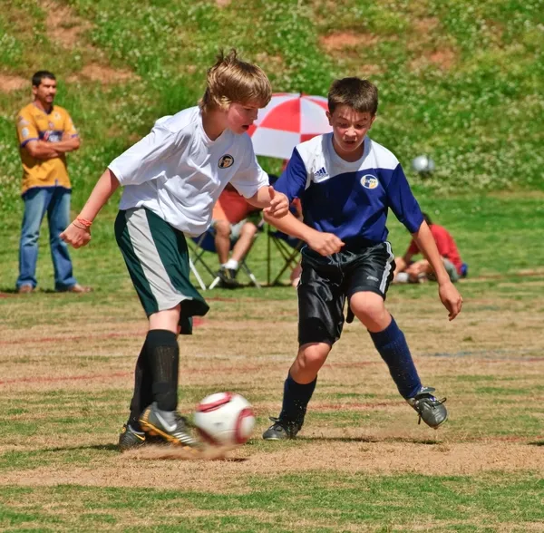 Luta de futebol do menino para a bola — Fotografia de Stock