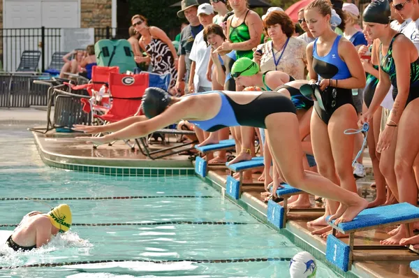 Κολυμπούν τα κορίτσια εφήβων πληρούν ανταγωνισμού — Φωτογραφία Αρχείου