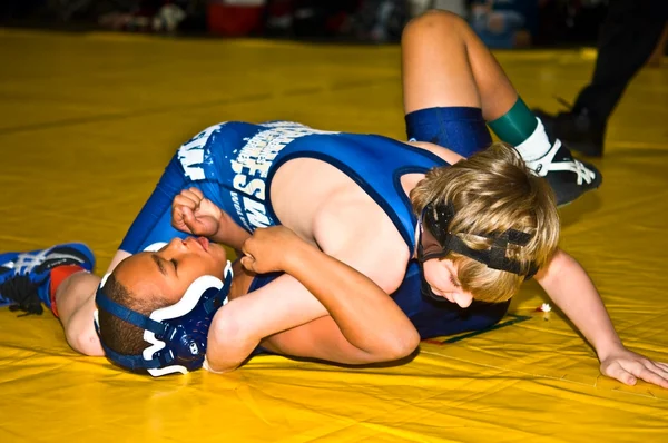 Two Young Boys Wrestling — Stock Photo, Image