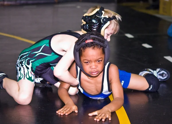 Niños jóvenes aprendiendo a luchar —  Fotos de Stock