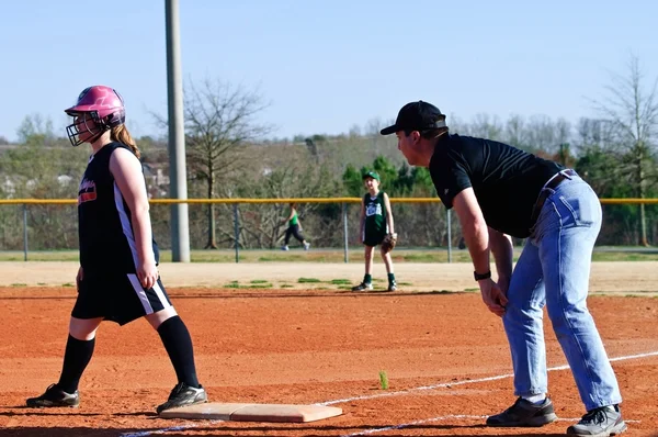Coaching Girl 's Softball — стоковое фото