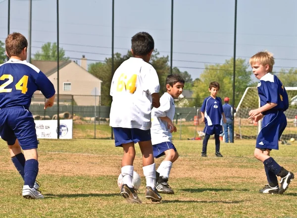 Fiatal fiúk soccer pecsételő a labdát — Stock Fotó