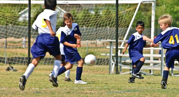 Piłka nożna chłopców młodych plamienia piłkę — Zdjęcie stockowe