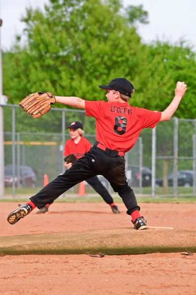 Throwing a Pitch Boy 's Baseball — стоковое фото