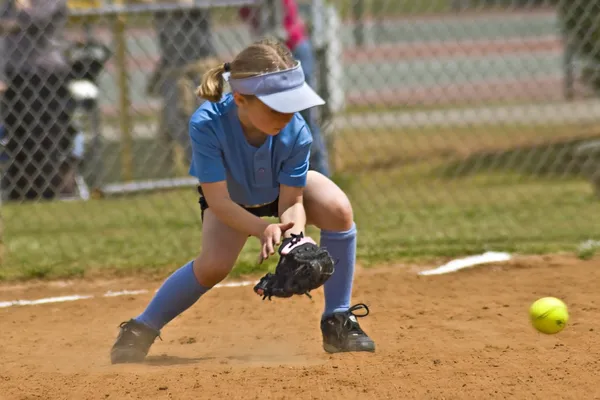 Softball da menina — Fotografia de Stock