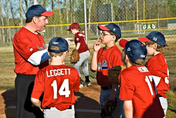 Coaching Youth League Baseball — Stockfoto