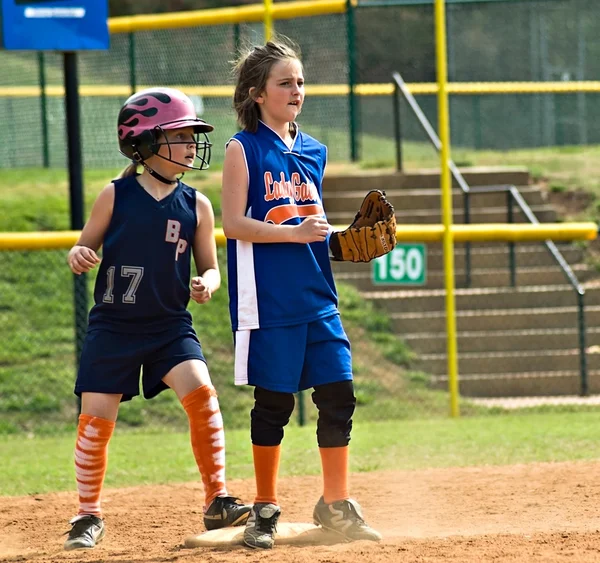 Girl 's Softball Base Runner — стоковое фото