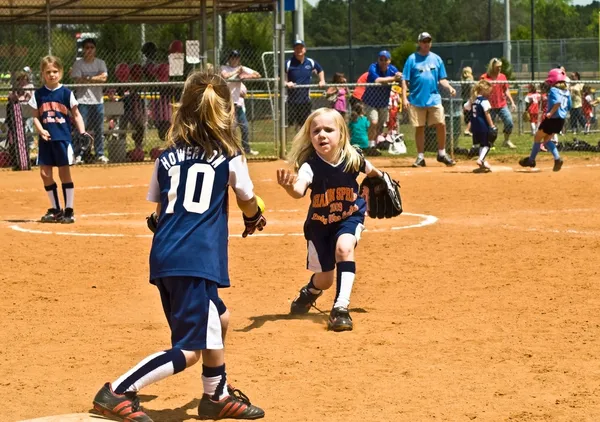 Fiatal lányok softball — Stock Fotó