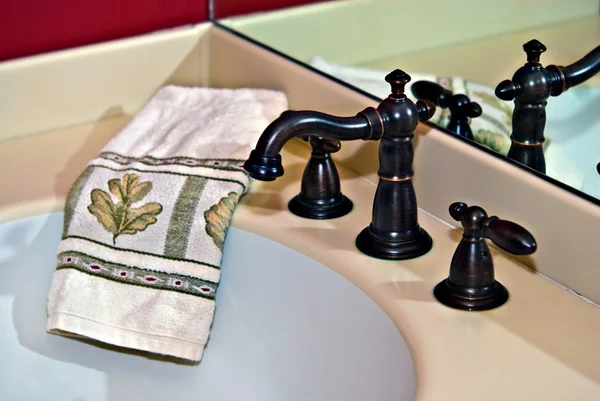 Современный ванночный кран и полотенце — стоковое фото