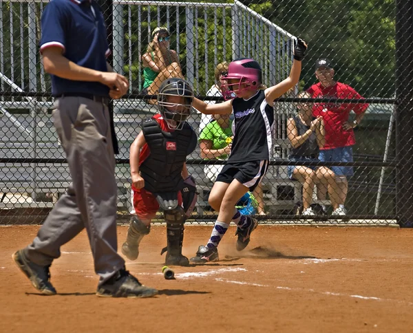 Biegacz softball, czyniąc go do domu — Zdjęcie stockowe