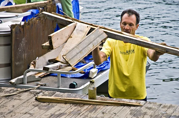 토네이도 후 위로 청소 하는 남자 — 스톡 사진