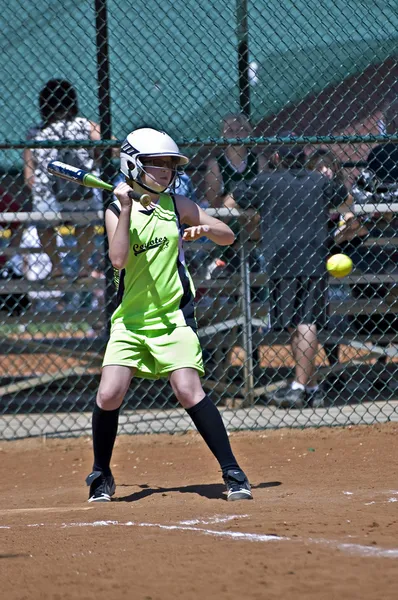 Młoda dziewczyna co trafienie w grze softball — Zdjęcie stockowe