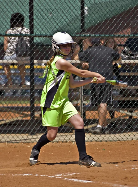 Jovem Batendo menina durante o jogo de softball — Fotografia de Stock