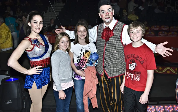 Familia feliz en el circo — Foto de Stock