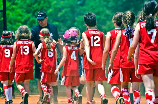 Meninas Softball Fim do jogo — Fotografia de Stock