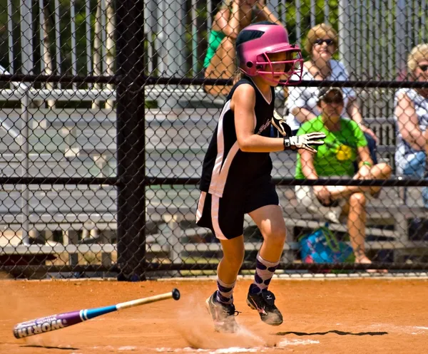 Making a Hit Girl 's Softball — стоковое фото
