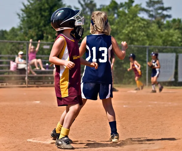 Softball młodych dziewcząt — Zdjęcie stockowe