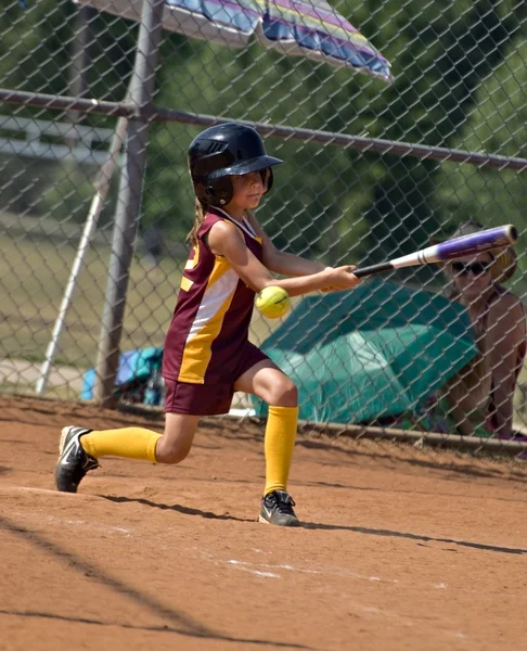 Softball na pálce mladé dívky — Stock fotografie