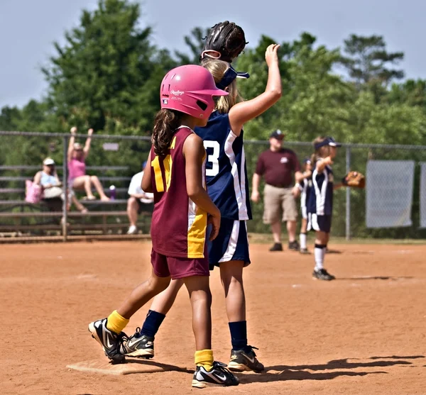 Runner su base ragazze softball — Foto Stock