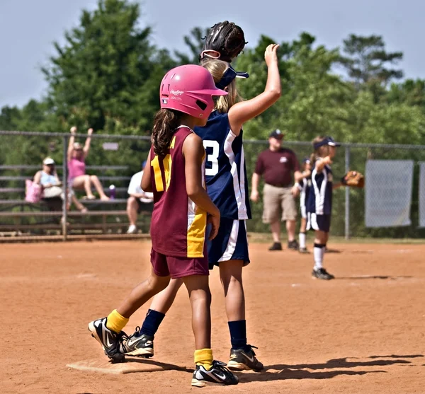 Runner on Base Girls Softball — Stock Photo, Image