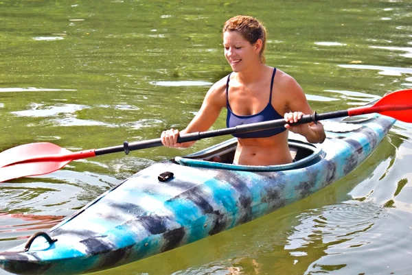 Belle femme en kayak — Photo