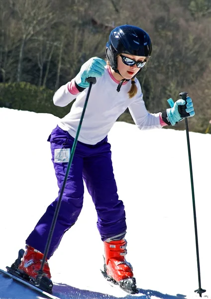 Jong meisje skiën in de sneeuw — Stockfoto