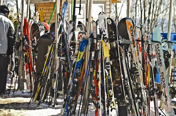 Sneeuw Ski's in resort — Stockfoto