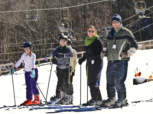 Família Esquiadores de neve — Fotografia de Stock