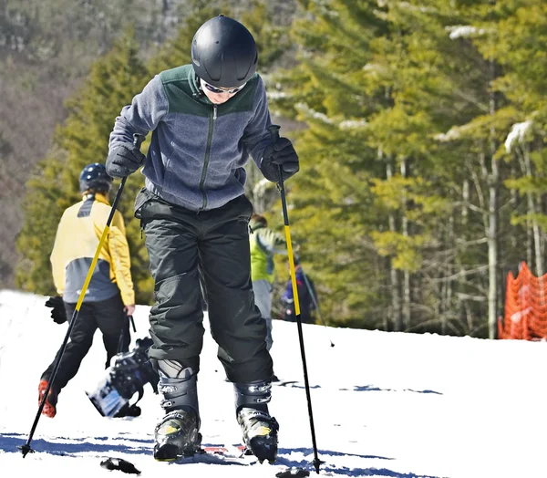 スキーをする準備ができている若い男の子 — ストック写真