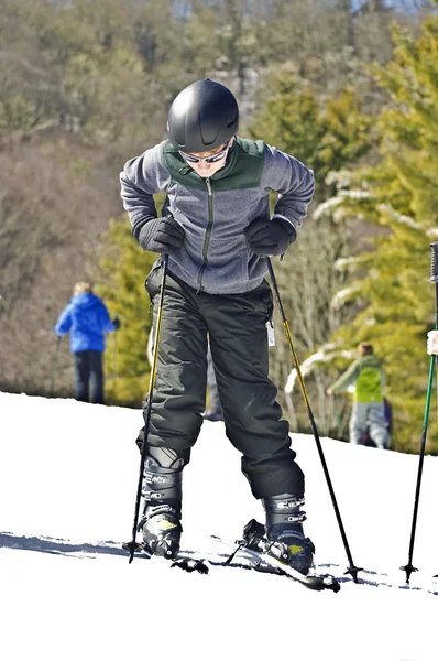 男孩穿上滑雪板 — 图库照片