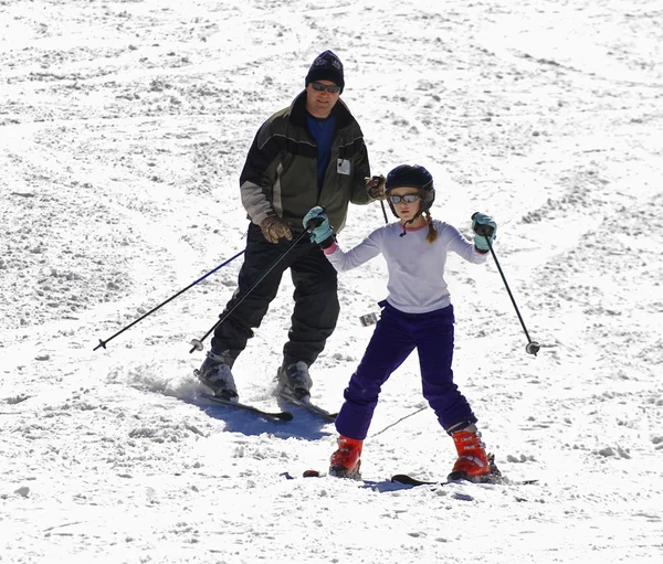 父亲和女儿滑雪 — 图库照片