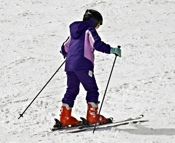 Jong meisje op ski 's — Stockfoto