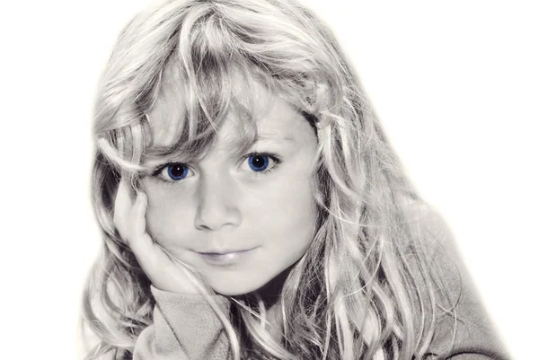 Sonriente chica joven de ojos azules — Foto de Stock