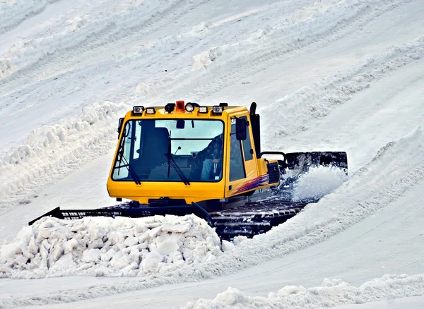 Arado de nieve en el trabajo — Foto de Stock
