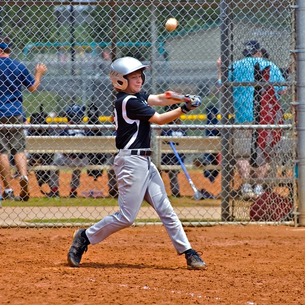 Αγόρι μπέιζμπολ κτύπημα — Φωτογραφία Αρχείου