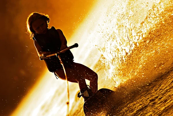 Dívka wakeboarding silueta — Stock fotografie