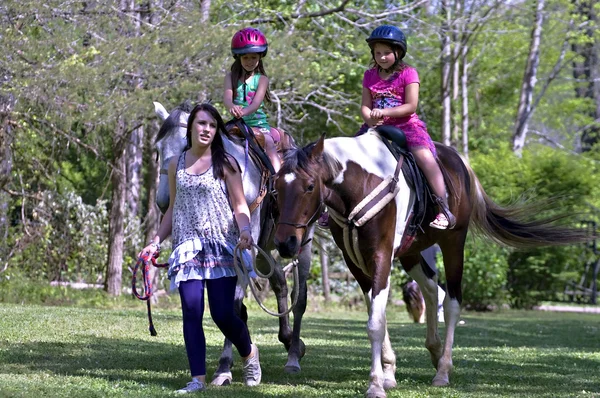 Chicas jóvenes aprendiendo a montar a caballo —  Fotos de Stock