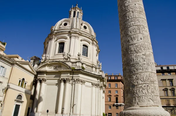 Traianus sloupec a církve v Římě, Itálie — Stock fotografie