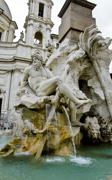 Fontän av de fyra floderna (Fontana dei quattro fiumi) i Rom — Stockfoto